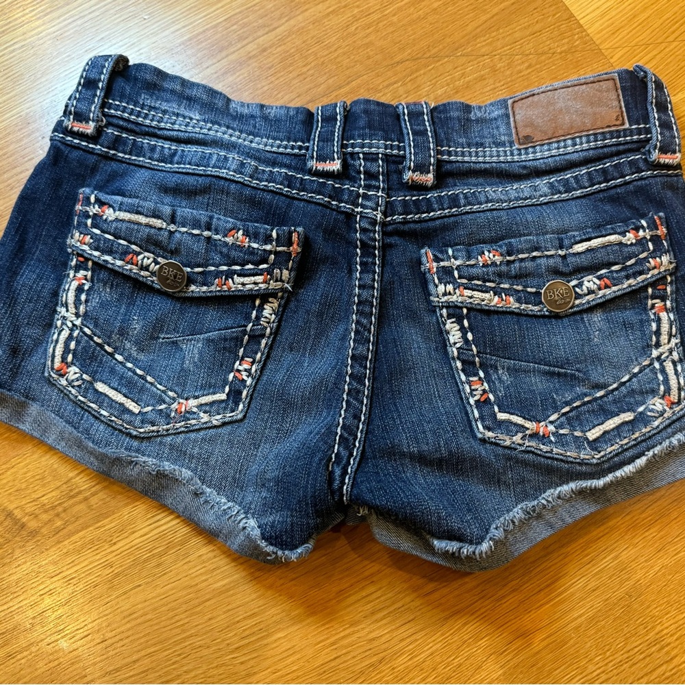 BUCKLE BKE Brand Stella Denim Shorts with Embroidered Pockets Size 29